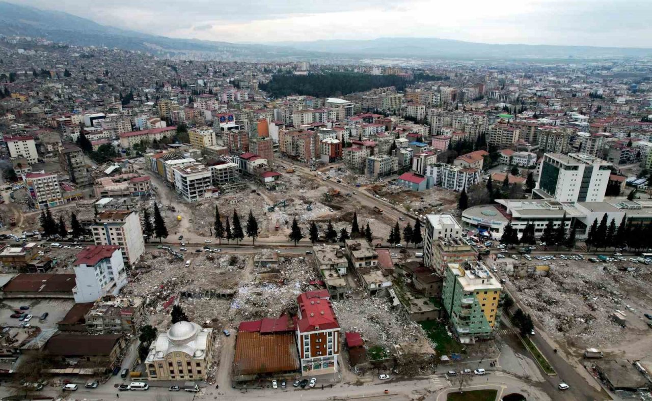 Kahramanmaraş’ta enkaz kaldırma çalışmaları sürüyor