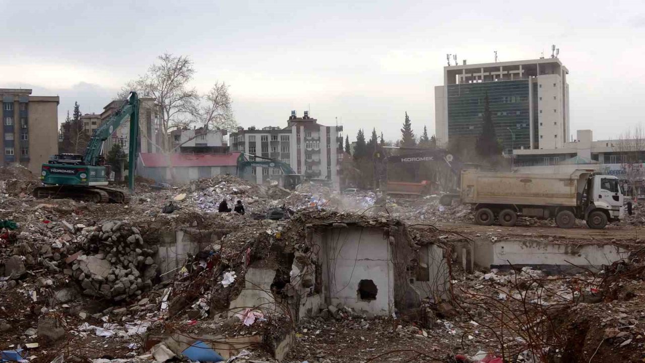 Kahramanmaraş’ta enkaz kaldırma çalışmaları sürüyor