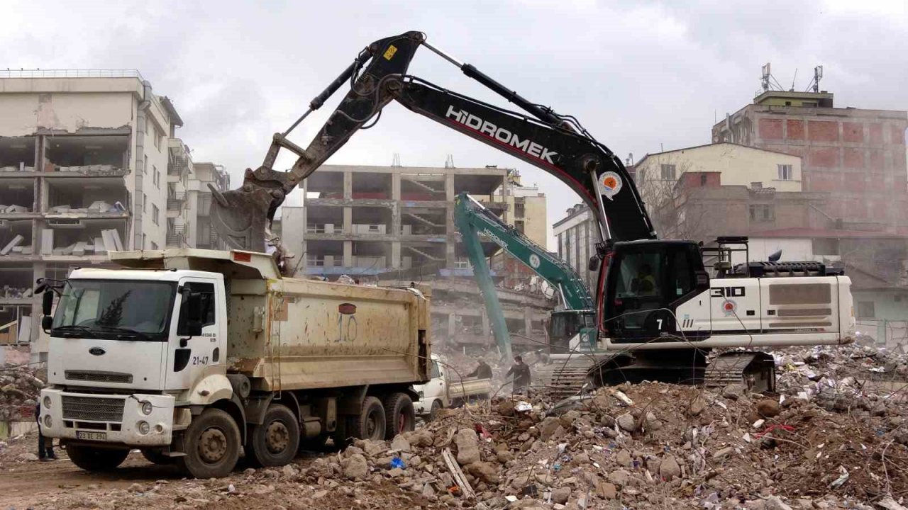 Kahramanmaraş’ta enkaz kaldırma çalışmaları sürüyor