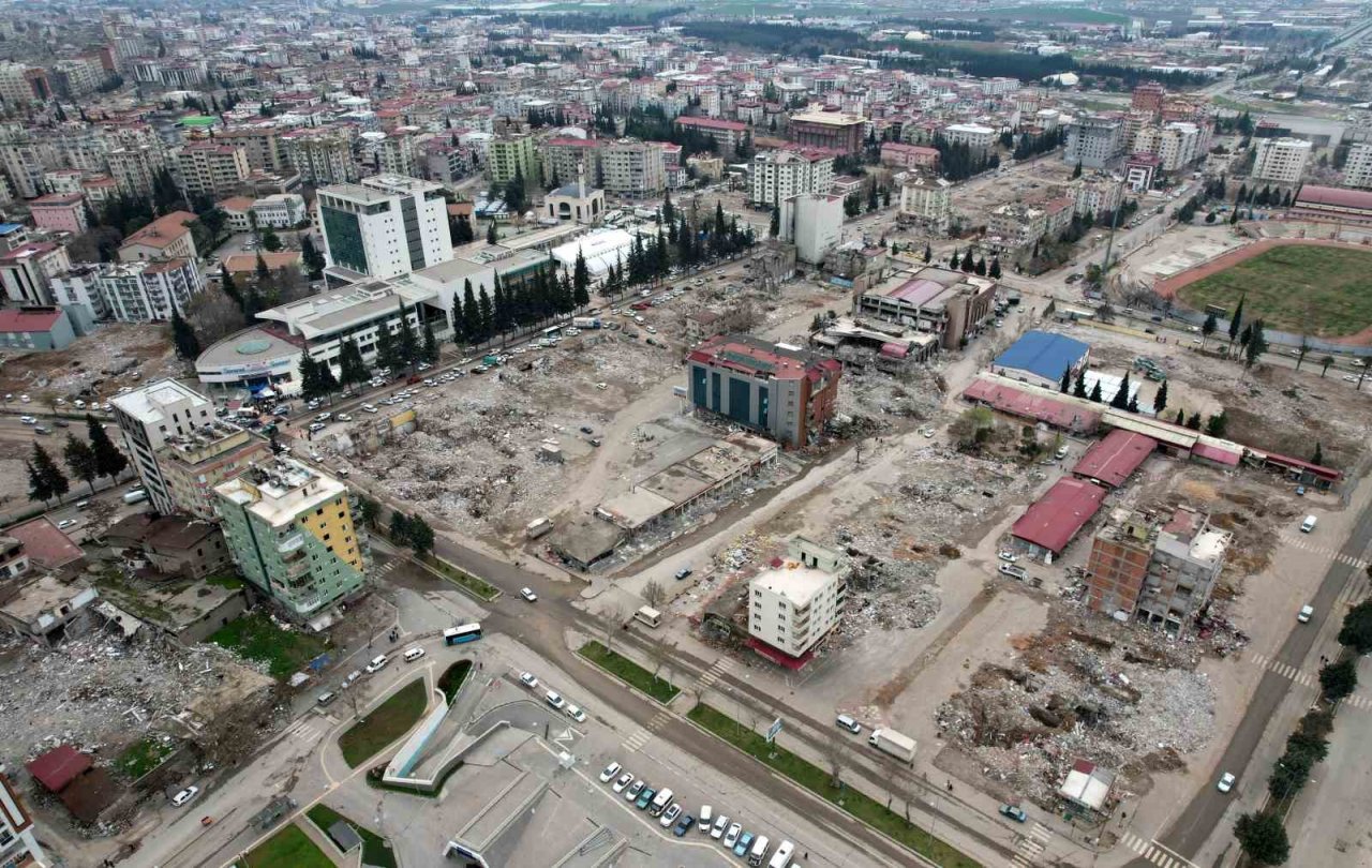 Kahramanmaraş’ta enkaz kaldırma çalışmaları sürüyor