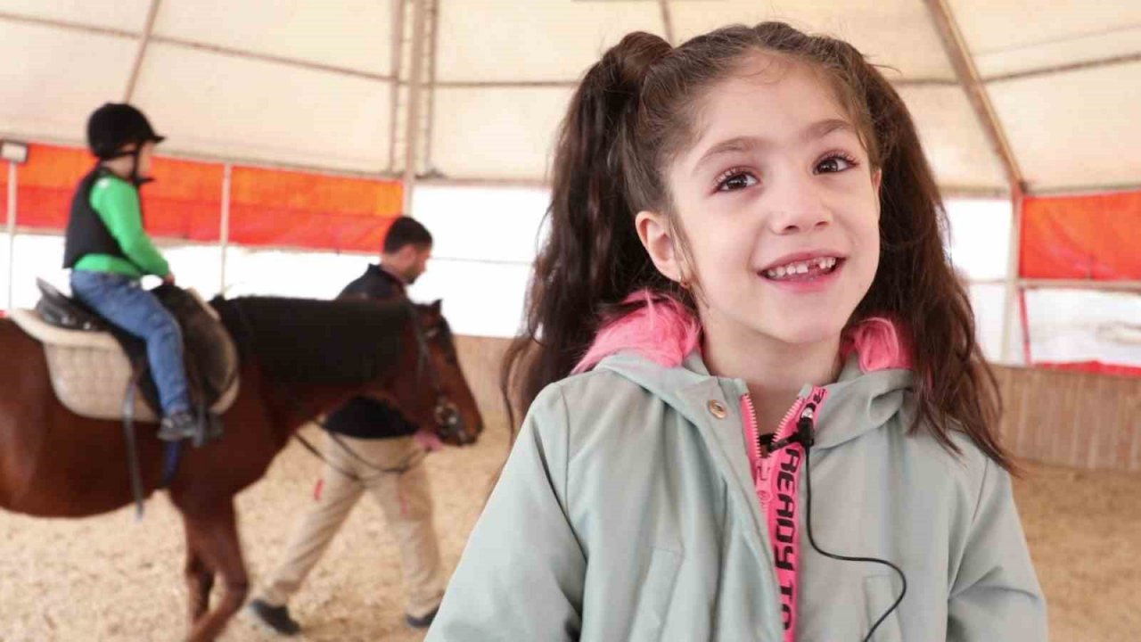 Miniklere ücretsiz at biniş eğitimleri veriliyor