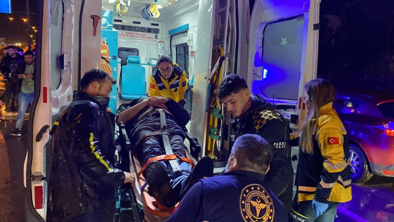 Kocaeli’de kontrolden çıkan otomobil demir bariyerlere çarptı: 3 yaralı