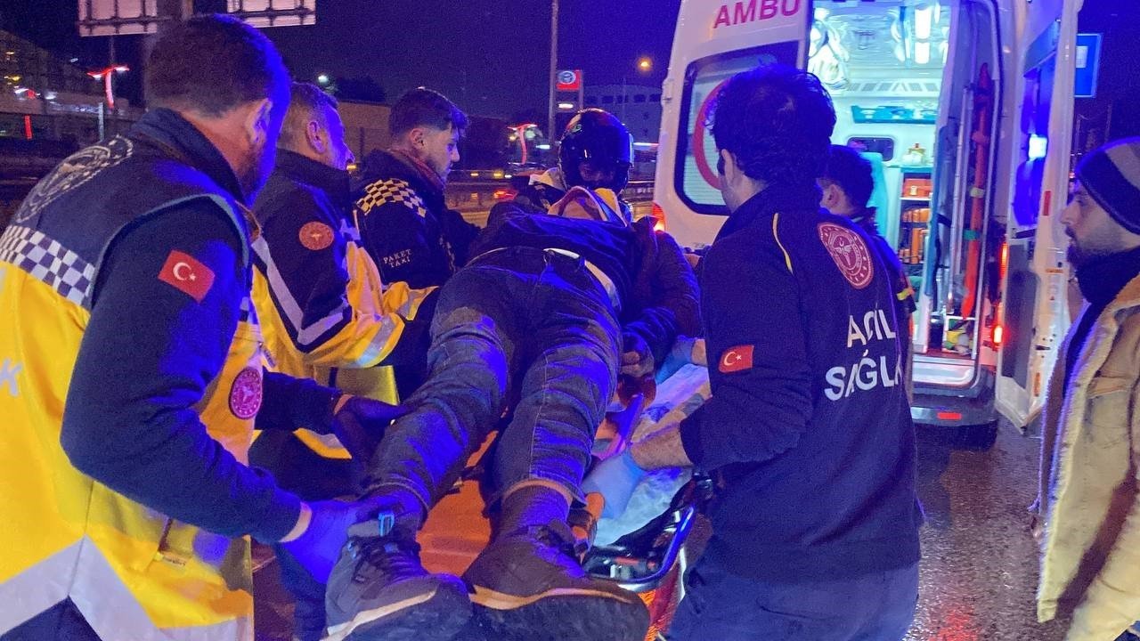 Kocaeli’de kontrolden çıkan otomobil demir bariyerlere çarptı: 3 yaralı