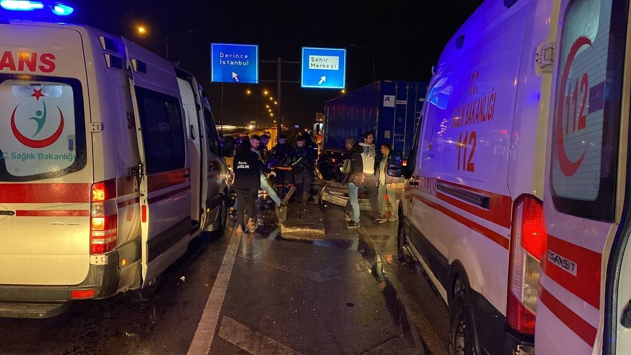 Kocaeli’de kontrolden çıkan otomobil demir bariyerlere çarptı: 3 yaralı