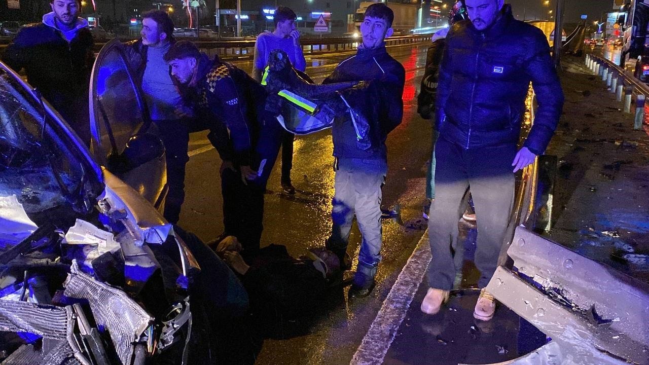 Kocaeli’de kontrolden çıkan otomobil demir bariyerlere çarptı: 3 yaralı