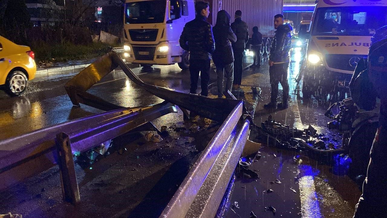 Kocaeli’de kontrolden çıkan otomobil demir bariyerlere çarptı: 3 yaralı