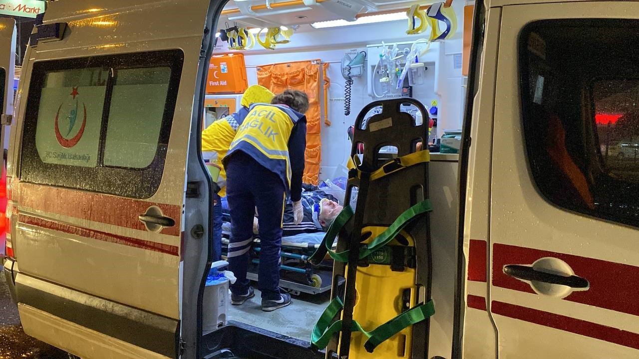 Kocaeli’de kontrolden çıkan otomobil demir bariyerlere çarptı: 3 yaralı