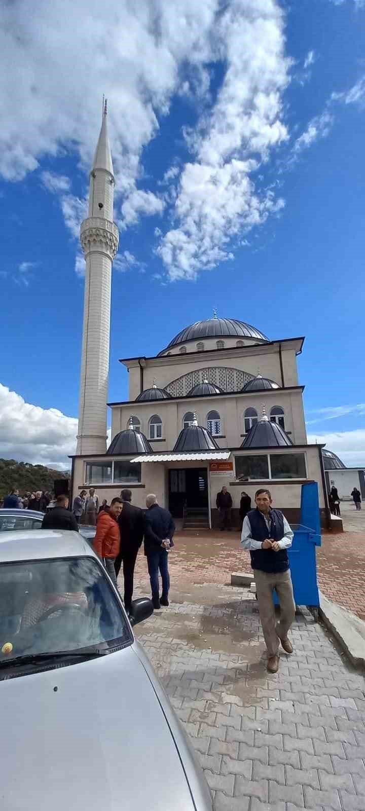 Kumluca’da Saricasu Dariyemezler Hz. Ali Camii ibadete açıldı