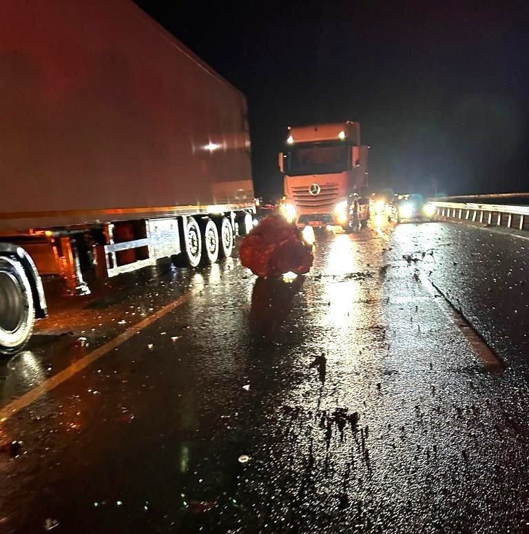 Kütahya’da sağanak yağış nedeniyle yola düşen dev kayalar korkuttu