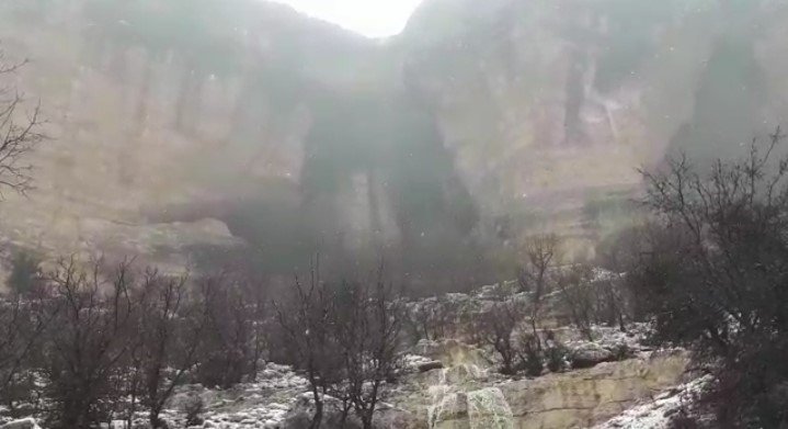 Bin 700 rakımda şiddetli yağış sonrası şelale oluştu