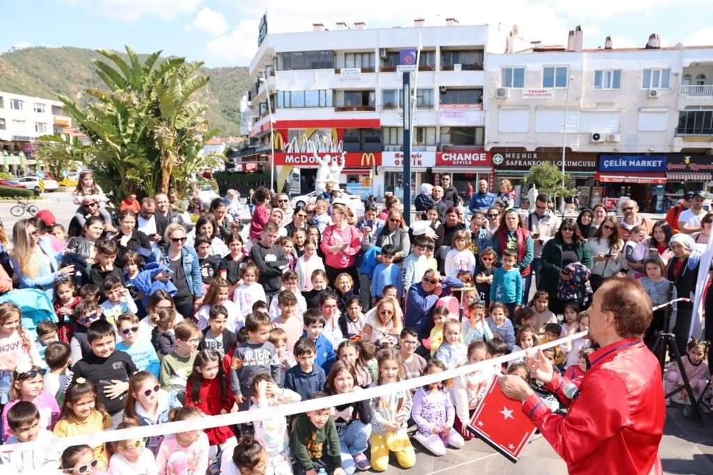 Marmaris’te çocuklar eğlenceyle buluştu