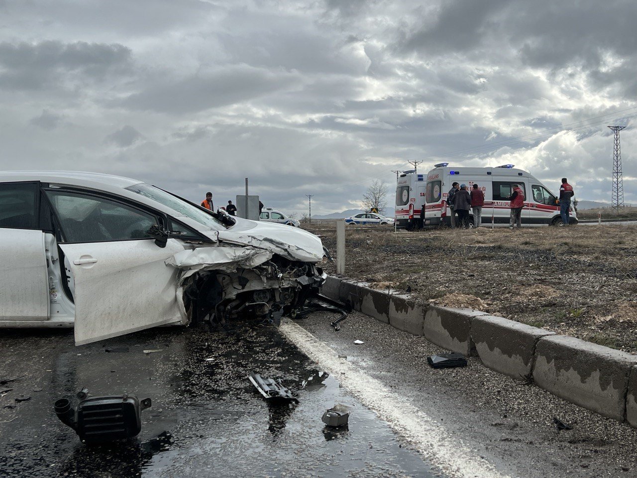 İşçileri taşıyan kamyonet ile otomobil çarpıştı: 9 yaralı