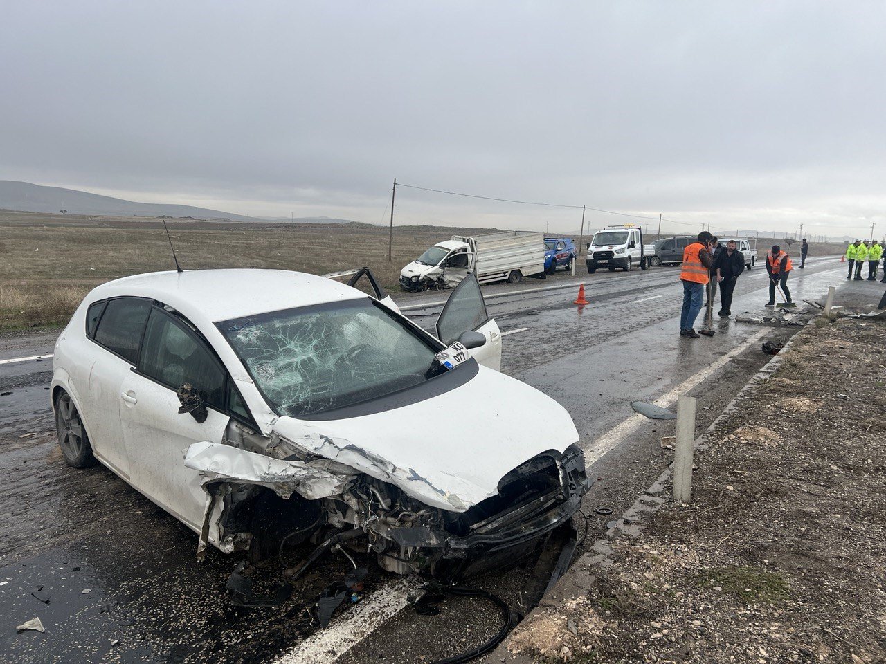 İşçileri taşıyan kamyonet ile otomobil çarpıştı: 9 yaralı