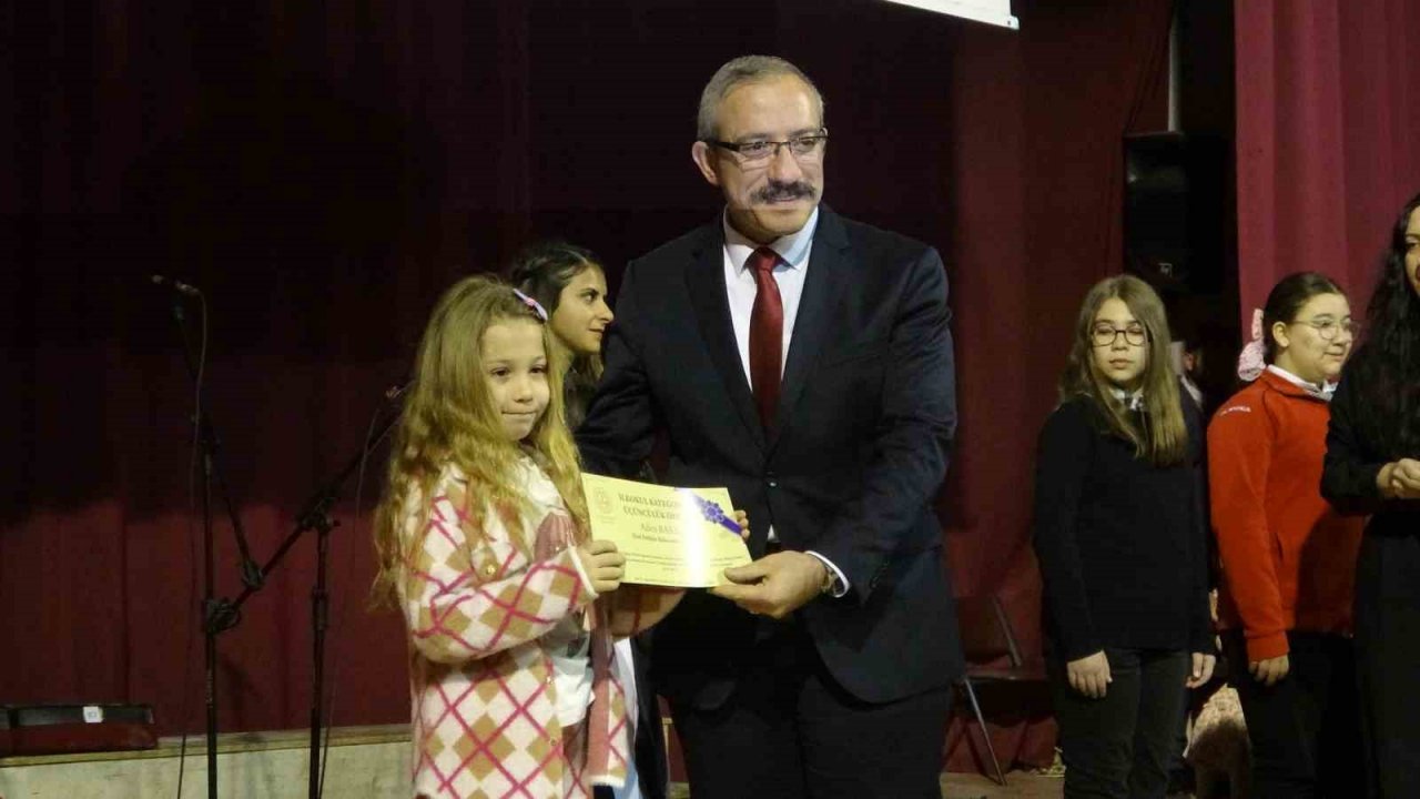 Ölüdeniz Ortaokulu öğrencileri ’Kınalı Kuzuları’ sahneledi