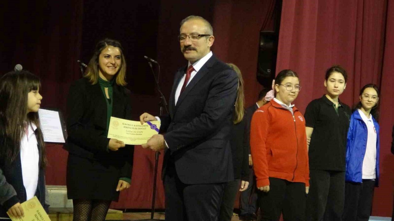 Ölüdeniz Ortaokulu öğrencileri ’Kınalı Kuzuları’ sahneledi