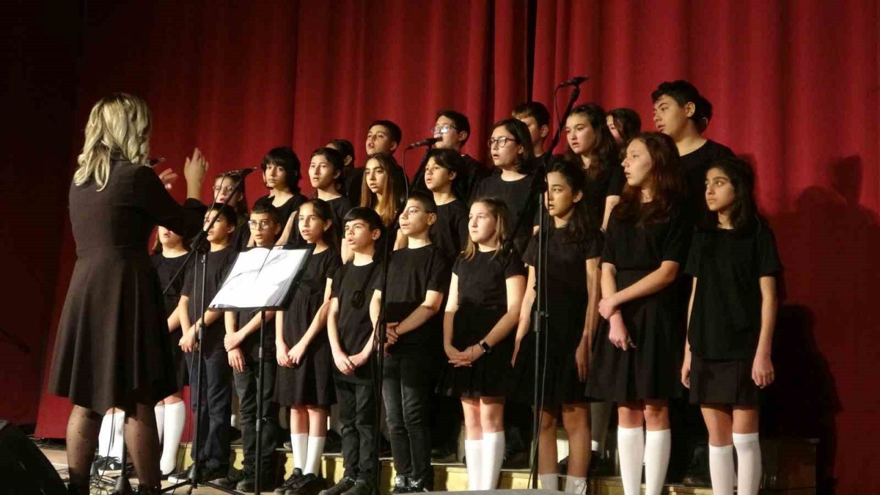 Ölüdeniz Ortaokulu öğrencileri ’Kınalı Kuzuları’ sahneledi