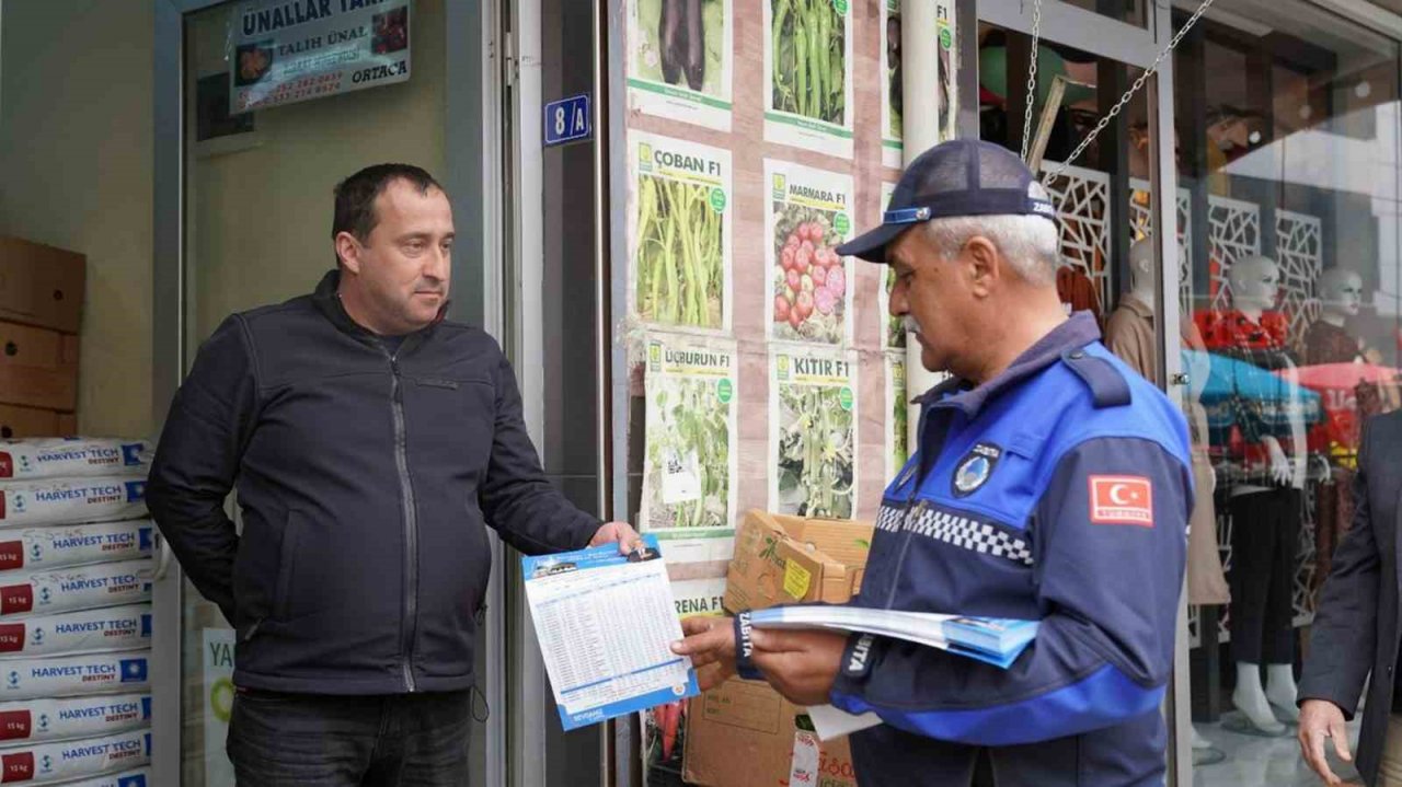 Ortaca zabıtası hem denetim yaptı, hem imsakiye dağıttı