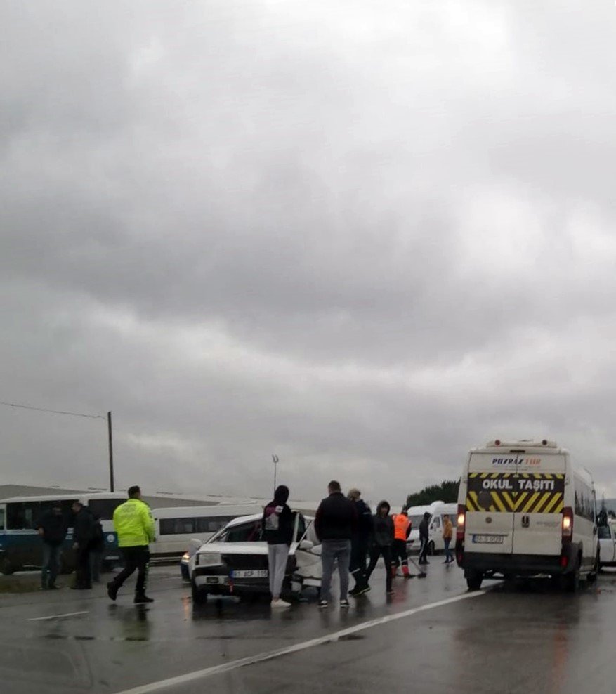 Yağış zincirleme kazayı beraberinde getirdi: 2 yaralı