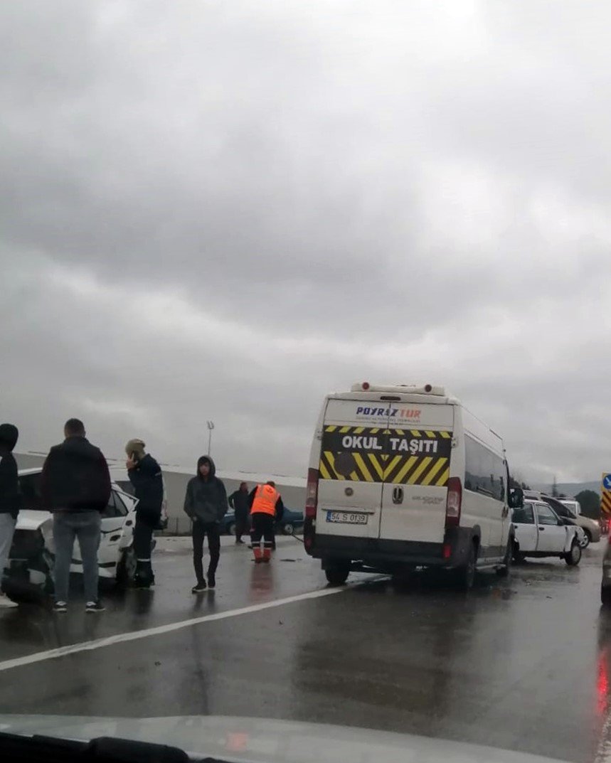 Yağış zincirleme kazayı beraberinde getirdi: 2 yaralı