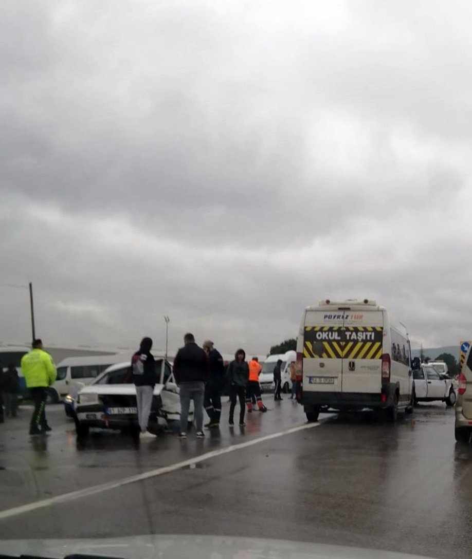 Yağış zincirleme kazayı beraberinde getirdi: 2 yaralı