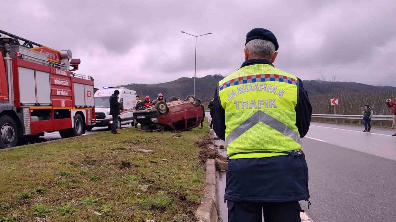 D-650’de takla atan otomobilde sıkışan kadın yaralandı