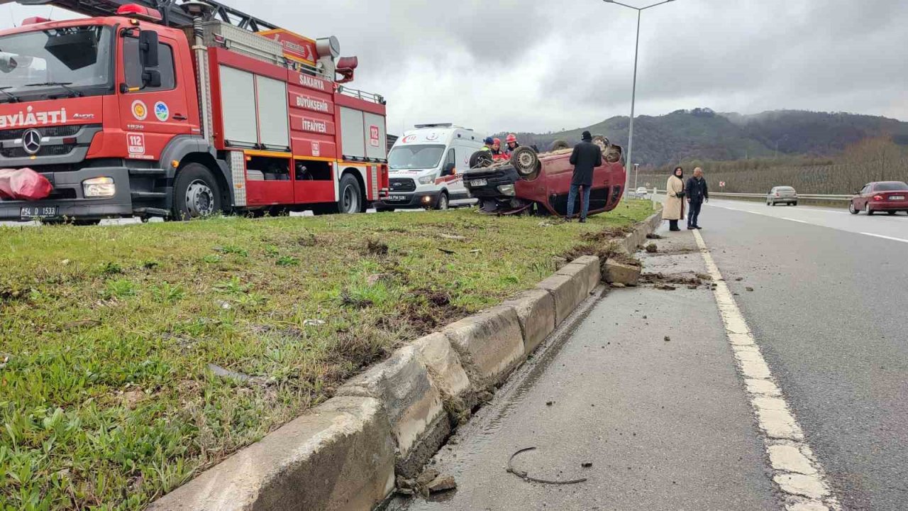D-650’de takla atan otomobilde sıkışan kadın yaralandı