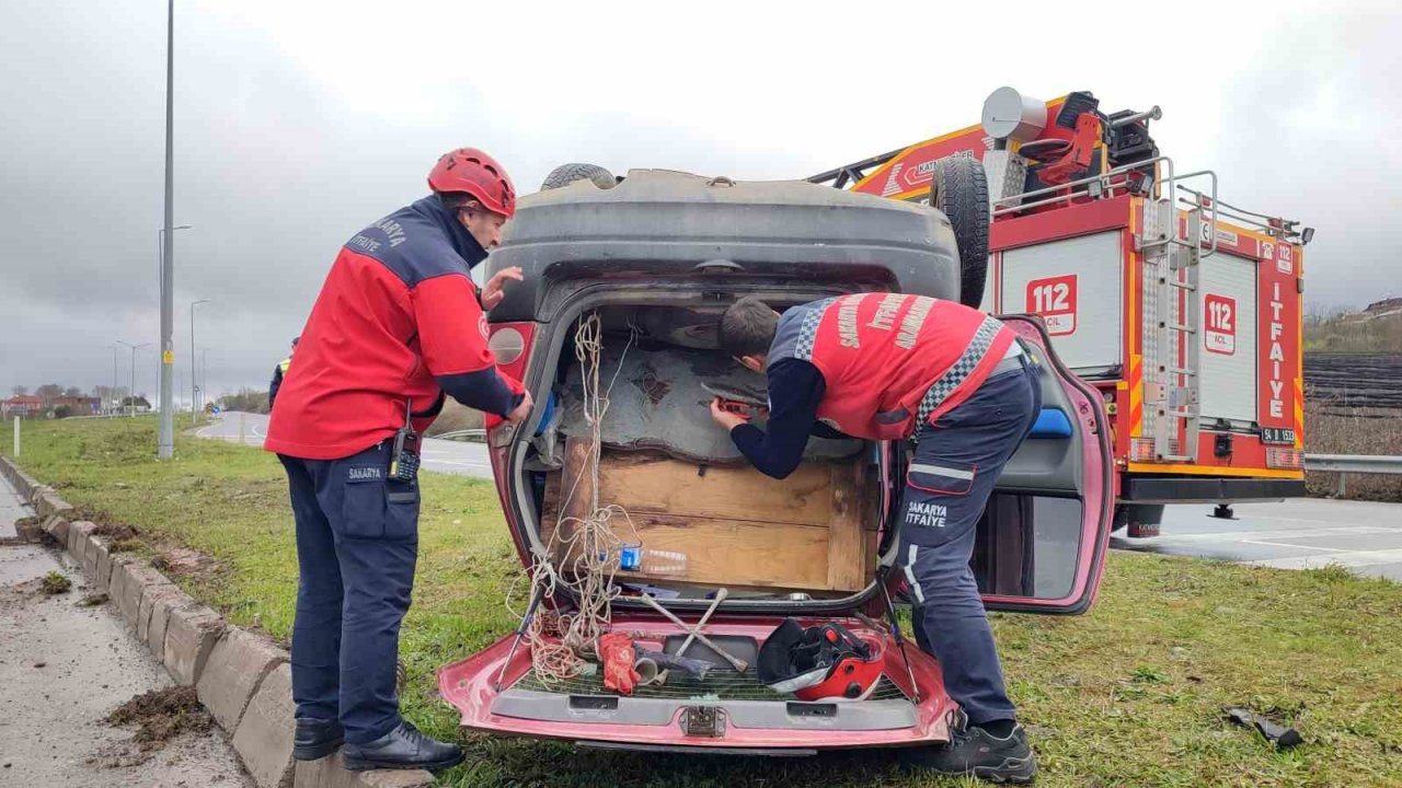 D-650’de takla atan otomobilde sıkışan kadın yaralandı