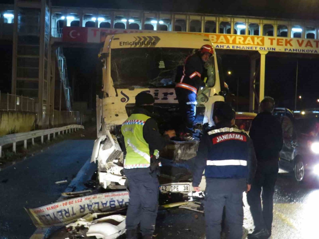 Konteyner yüklü tır, kırmızı ışıkta duran bir tıra çarptı: 1 yaralı