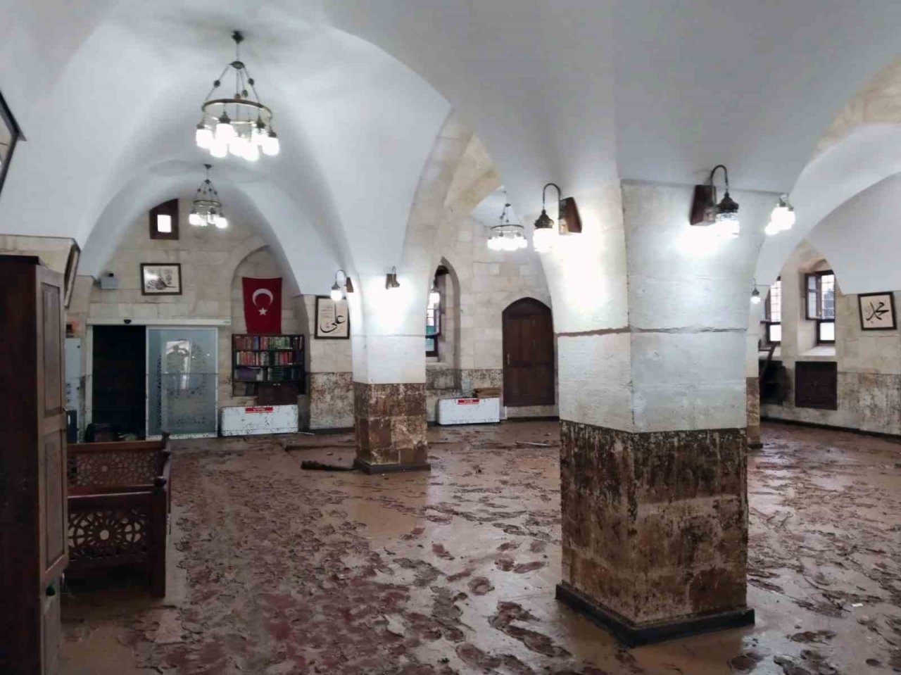 Şanlıurfa’da sel afeti ibadethaneleri de etkiledi