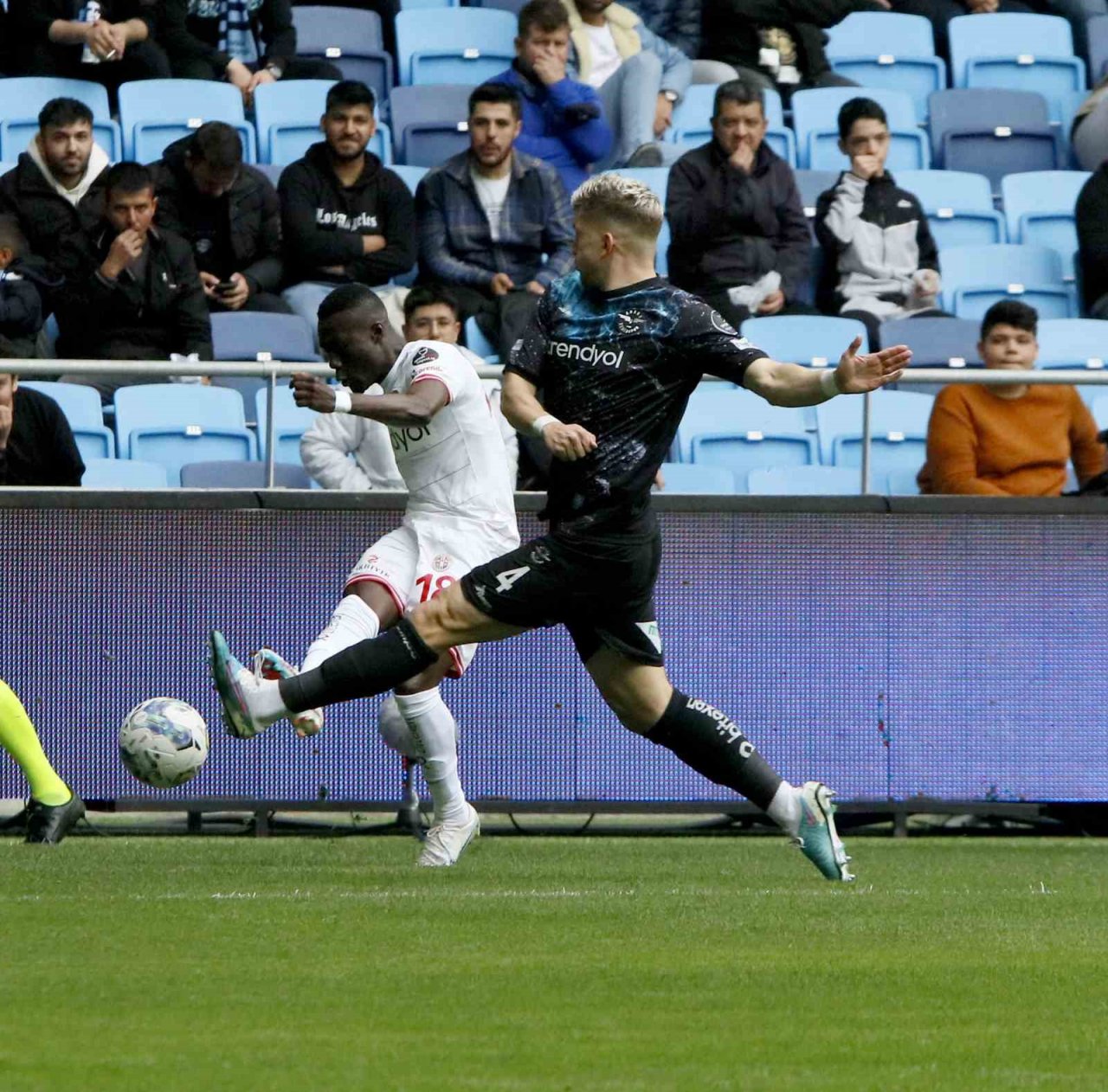 Spor Toto Süper Lig: Adana Demirspor: 2 - FTA Antalyaspor: 0 (İlk yarı)