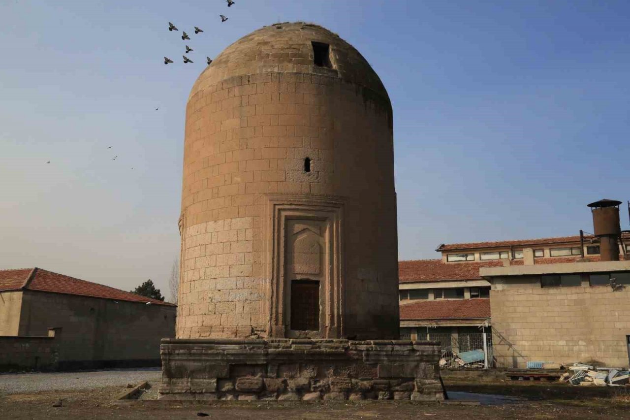 Melikgazi Belediyesi Sırçalı Kümbeti Restore edecek