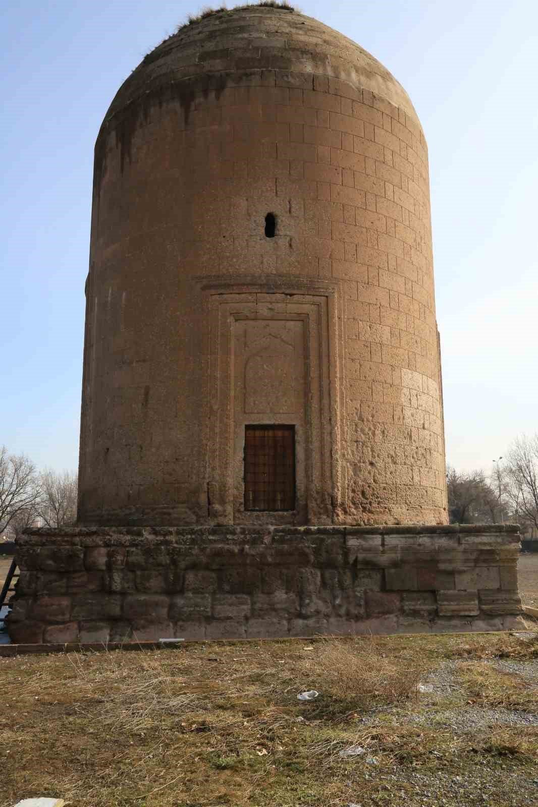 Melikgazi Belediyesi Sırçalı Kümbeti Restore edecek