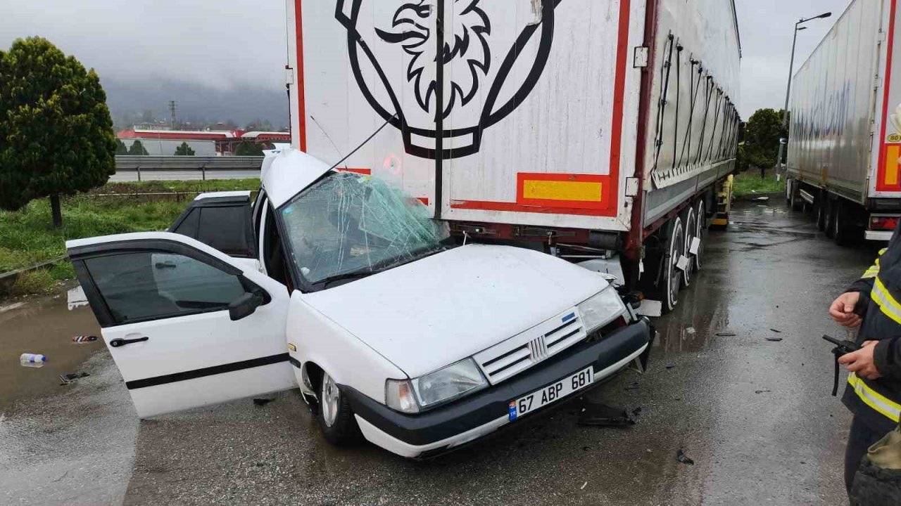 Su birikintisine dalan otomobil tıra çarptı: 3 yaralı