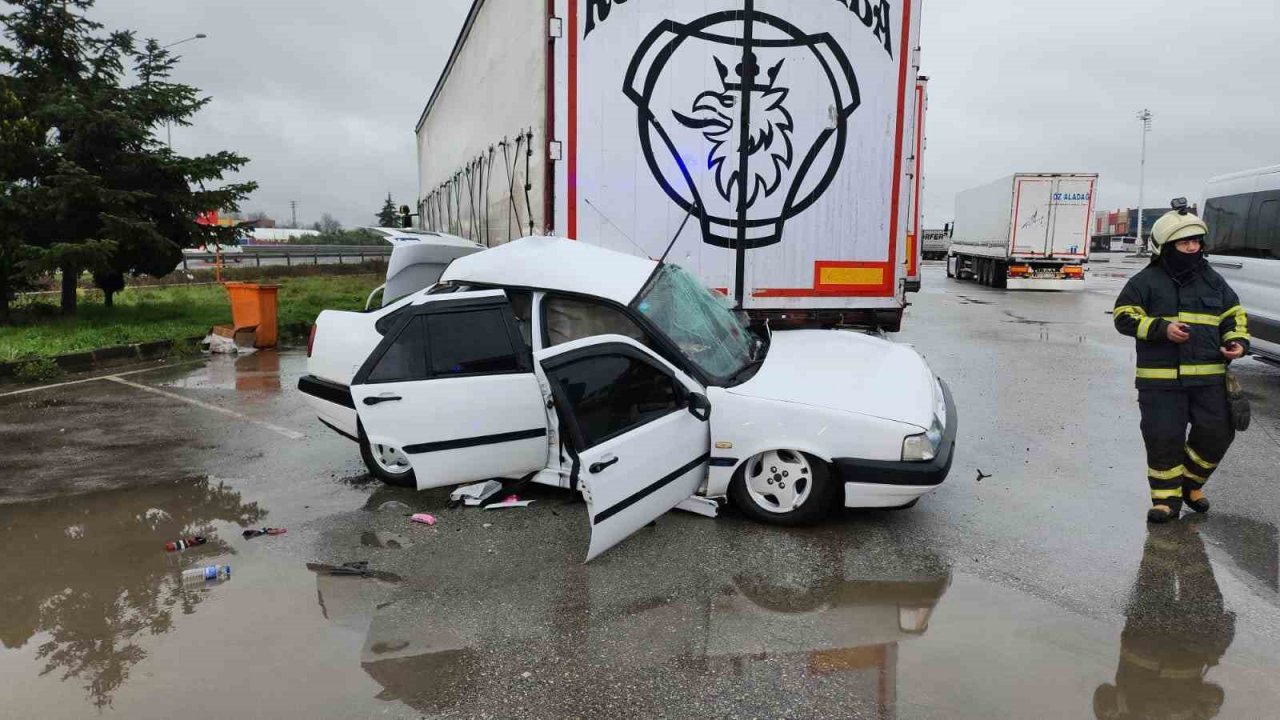 Su birikintisine dalan otomobil tıra çarptı: 3 yaralı
