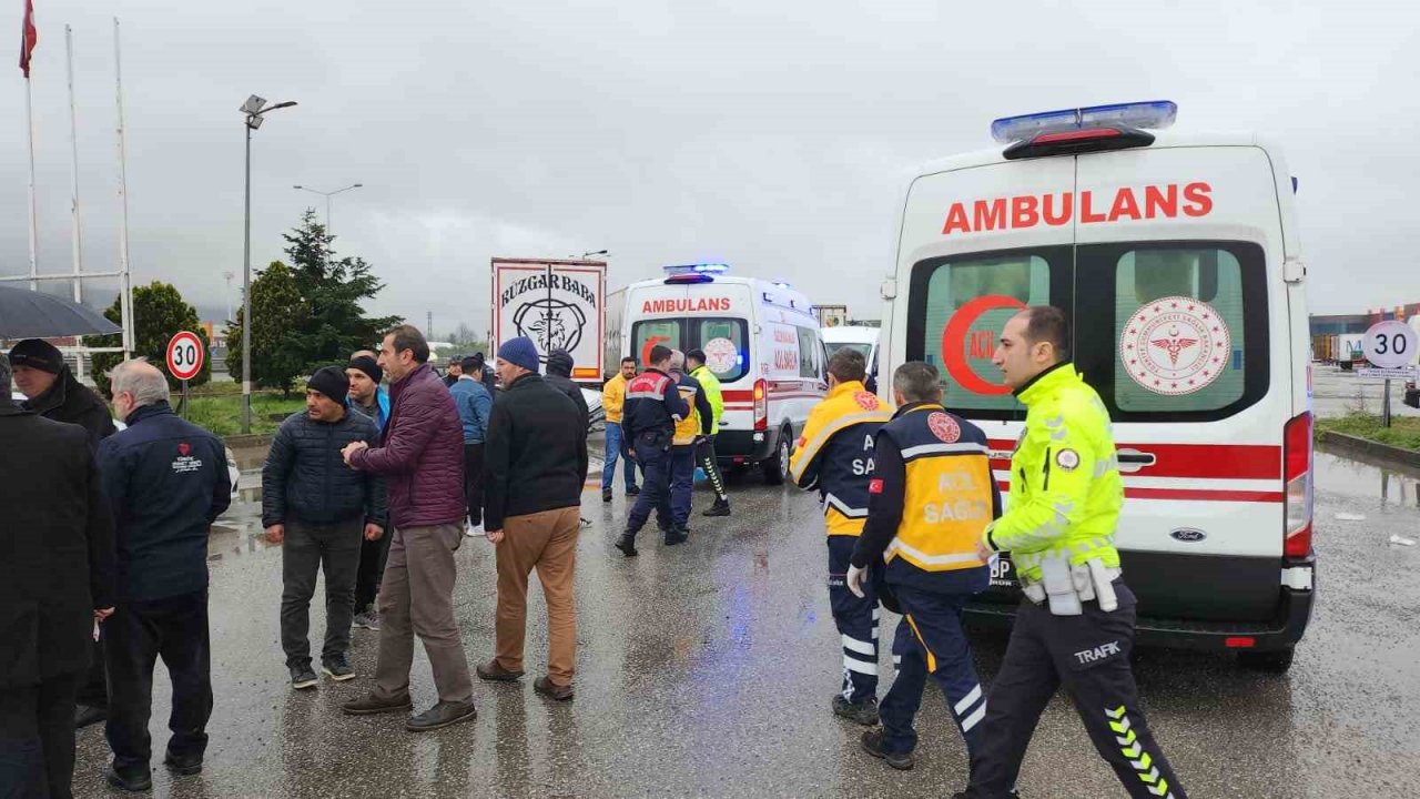 Su birikintisine dalan otomobil tıra çarptı: 3 yaralı