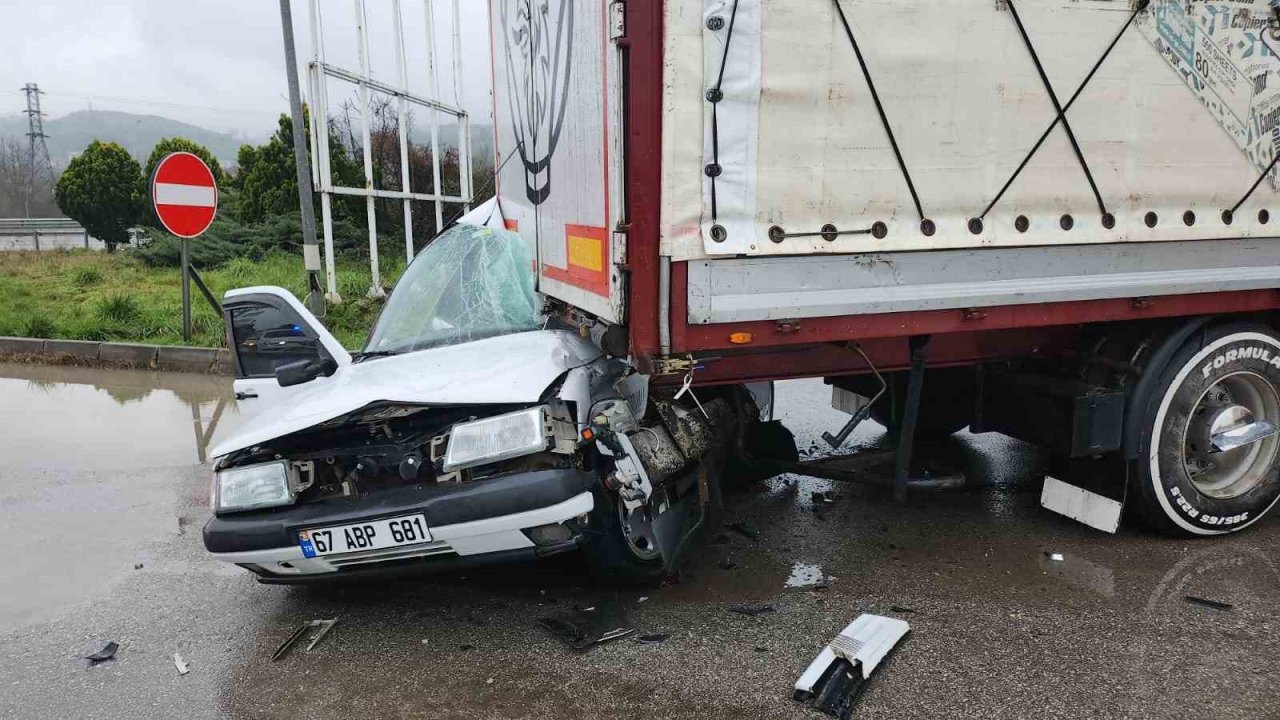 Su birikintisine dalan otomobil tıra çarptı: 3 yaralı