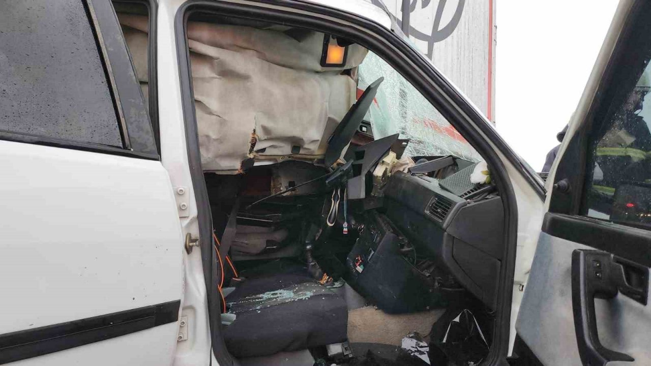 Su birikintisine dalan otomobil tıra çarptı: 3 yaralı