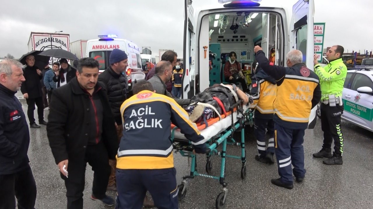 Su birikintisine dalan otomobil tıra çarptı: 3 yaralı