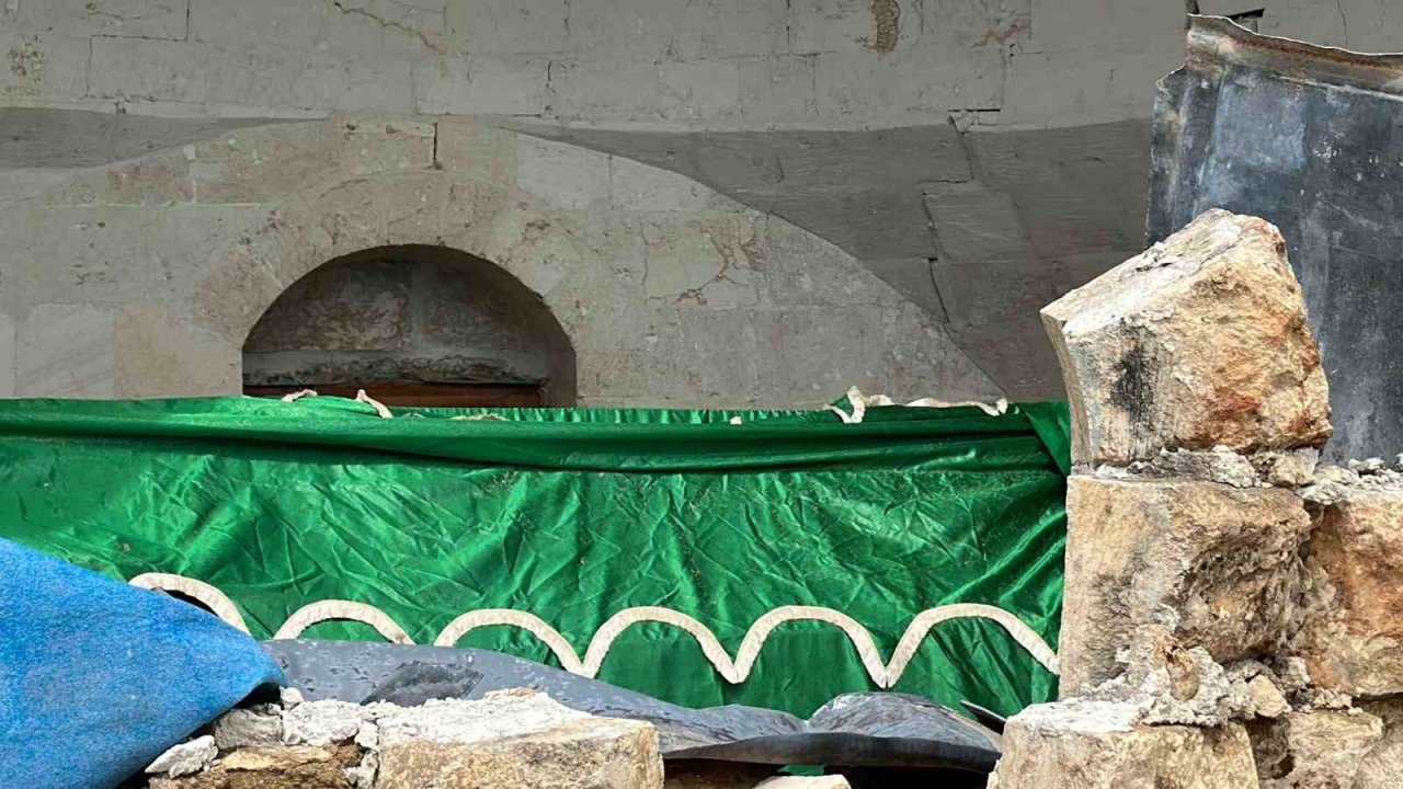 Türbe kısmen çöktü, vatandaşlar yenilenmesini istiyor