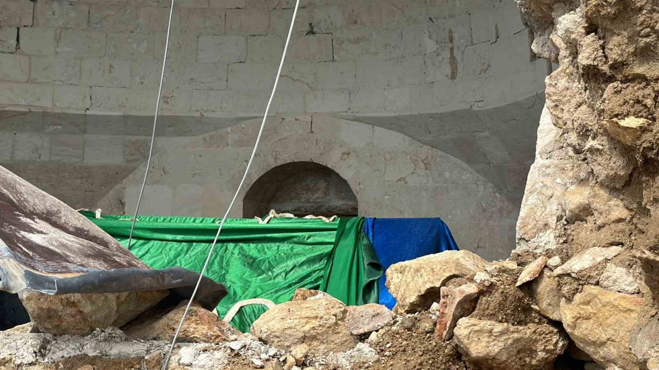 Türbe kısmen çöktü, vatandaşlar yenilenmesini istiyor