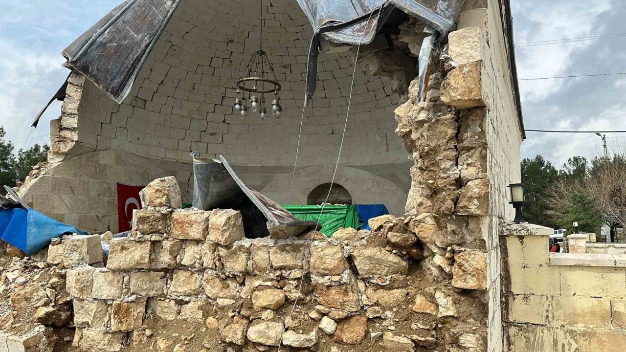 Türbe kısmen çöktü, vatandaşlar yenilenmesini istiyor