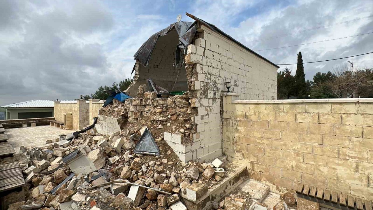 Türbe kısmen çöktü, vatandaşlar yenilenmesini istiyor