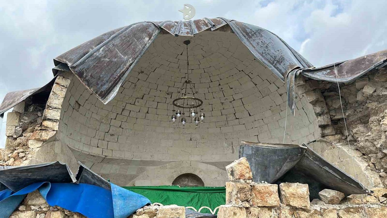 Türbe kısmen çöktü, vatandaşlar yenilenmesini istiyor