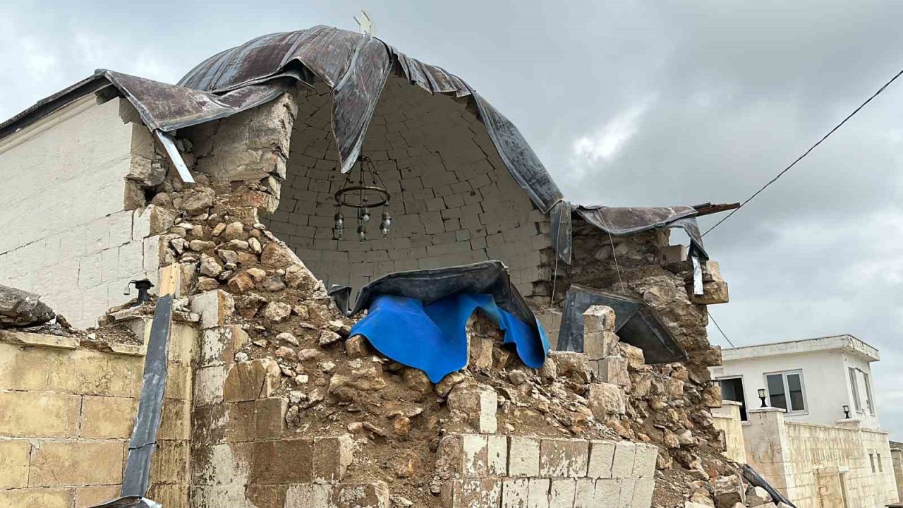 Türbe kısmen çöktü, vatandaşlar yenilenmesini istiyor