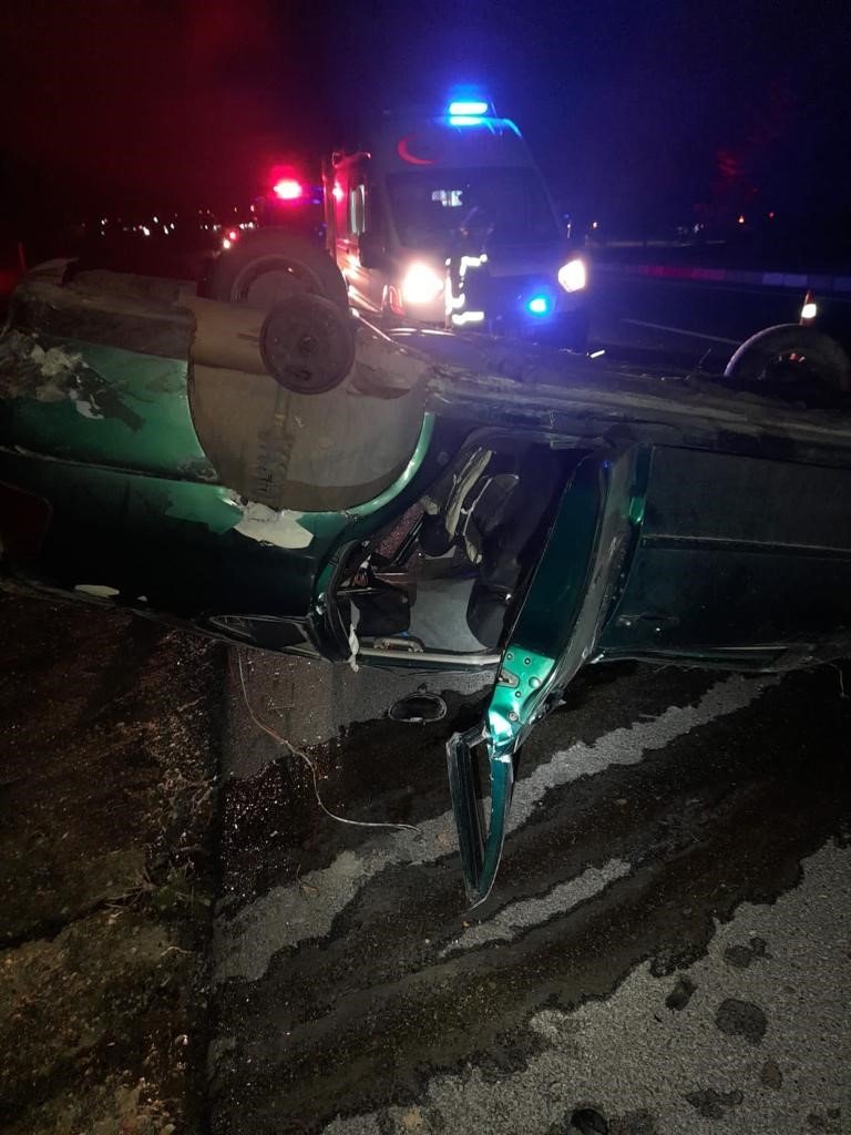 Devrilen otomobildeki genç hayatını kaybetti