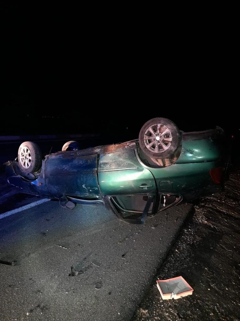 Devrilen otomobildeki genç hayatını kaybetti