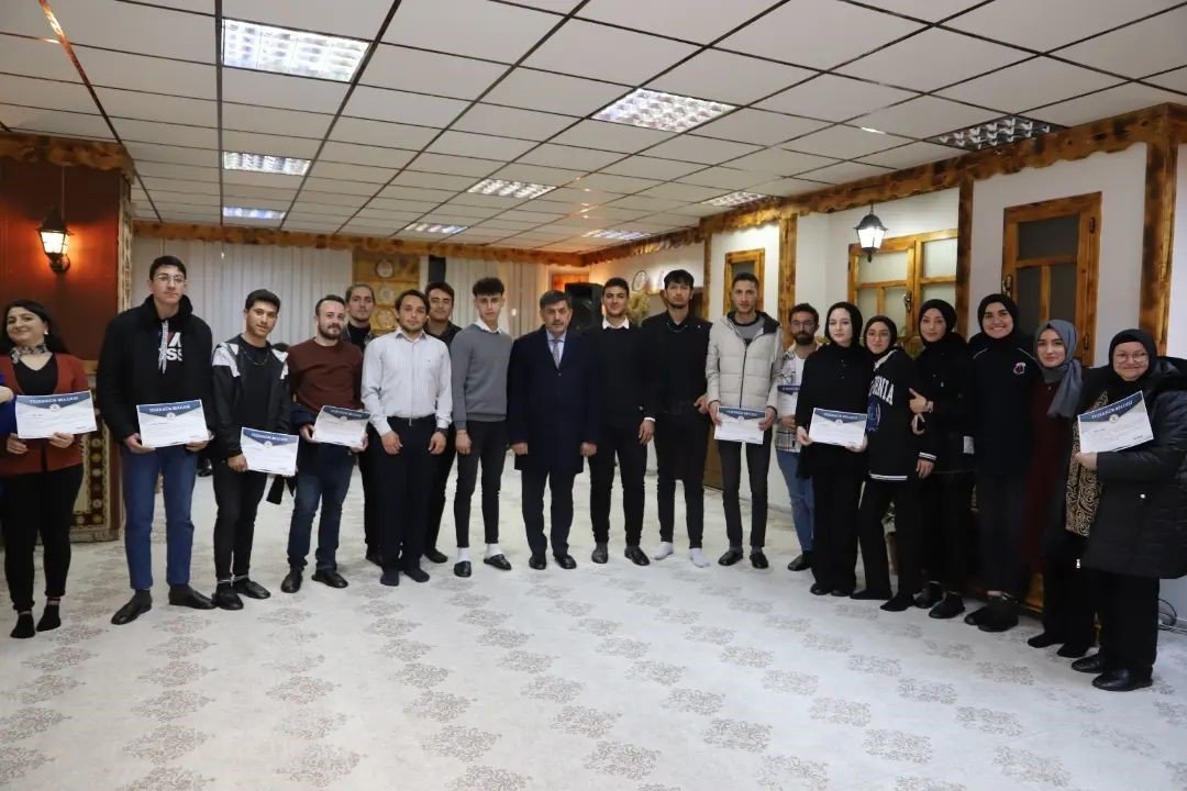 Yardımlaşma kampanyasında gönüllü çalışanlara teşekkür belgesi verildi