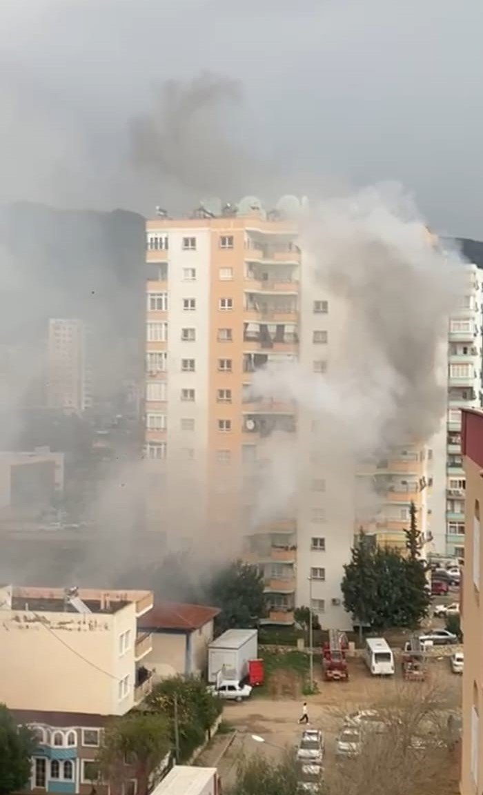 Ev tadilatında çıkan yangın mahalleliyi korkuttu