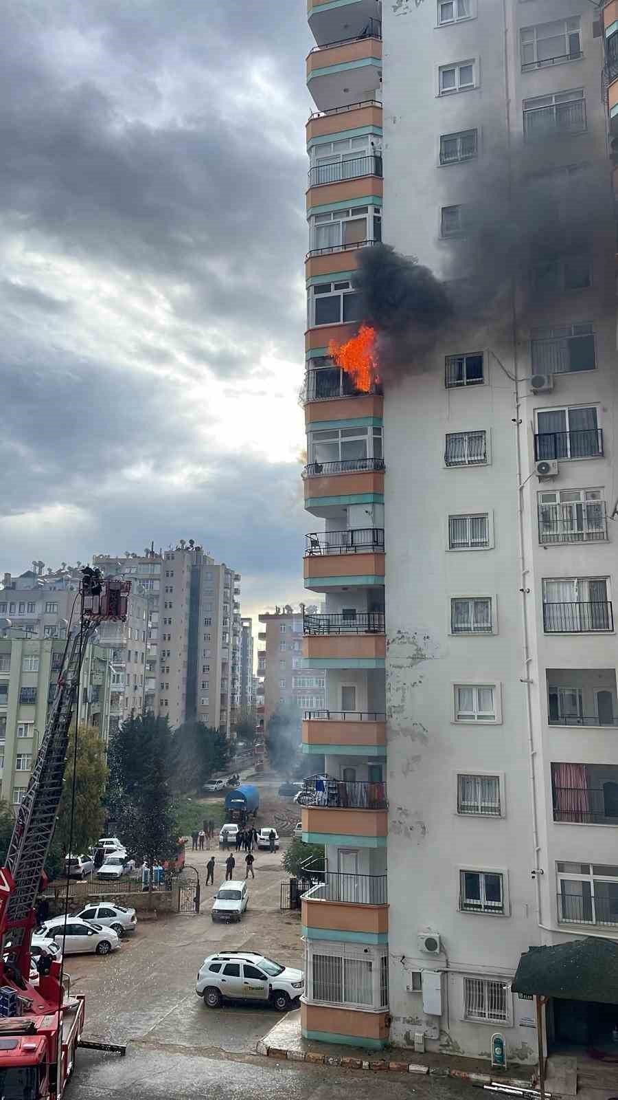 Ev tadilatında çıkan yangın mahalleliyi korkuttu