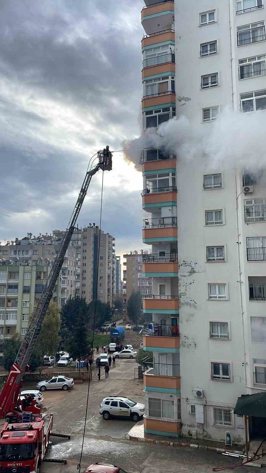 Ev tadilatında çıkan yangın mahalleliyi korkuttu